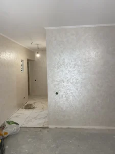 Hand-applied decorative plaster detail by a DecoMaster craftsman