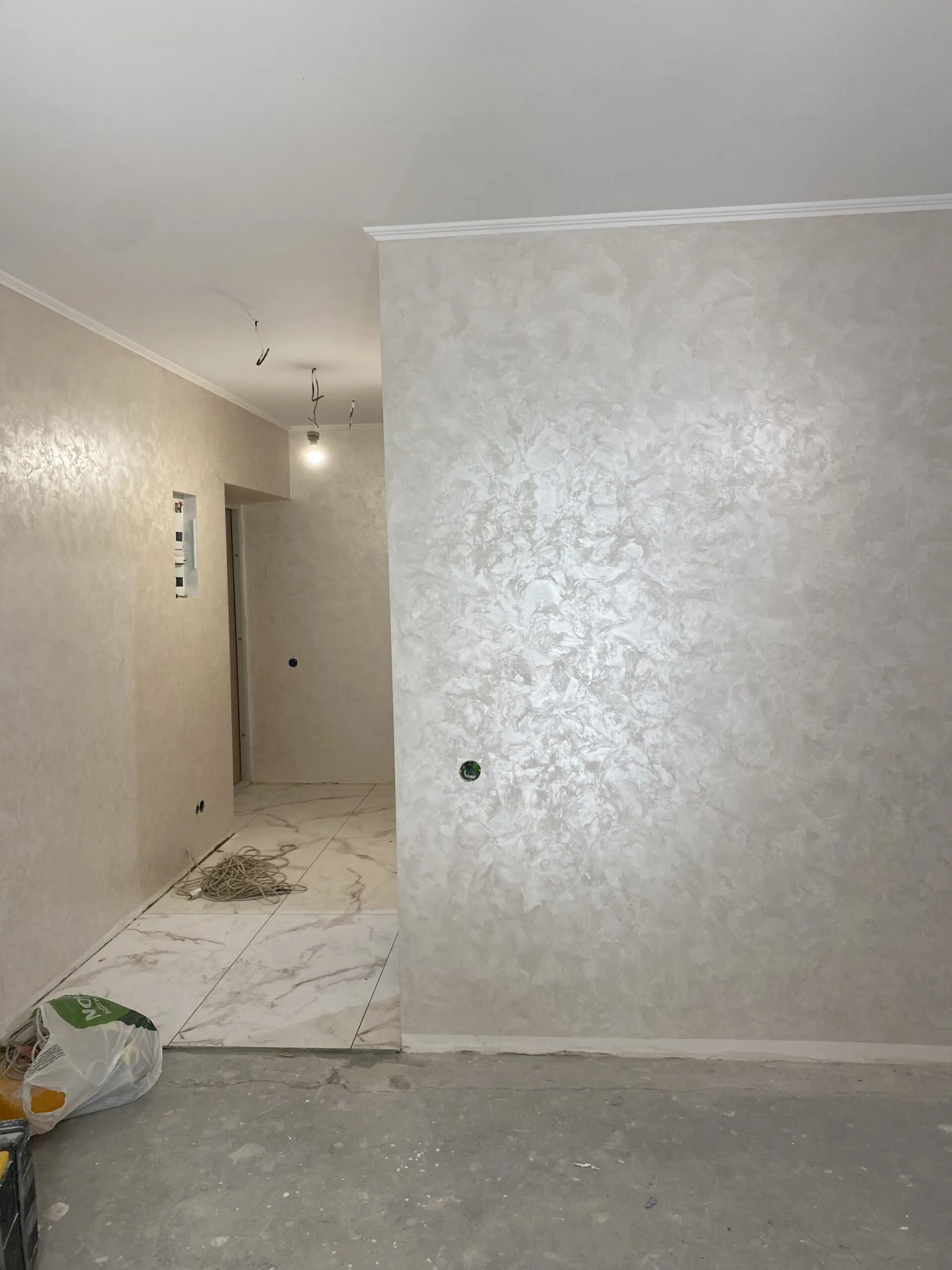 Hand-applied decorative plaster detail by a DecoMaster craftsman